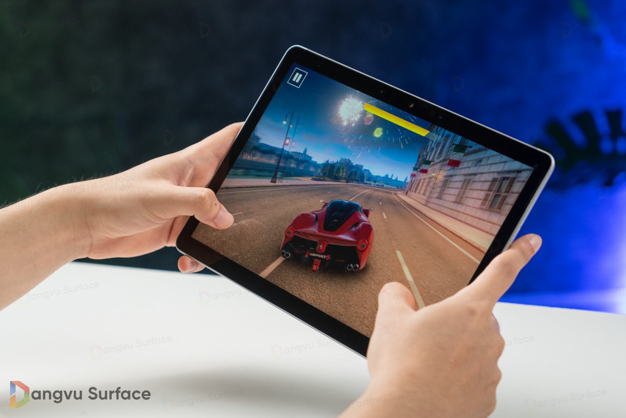 Chơi game trên Surface Go 4